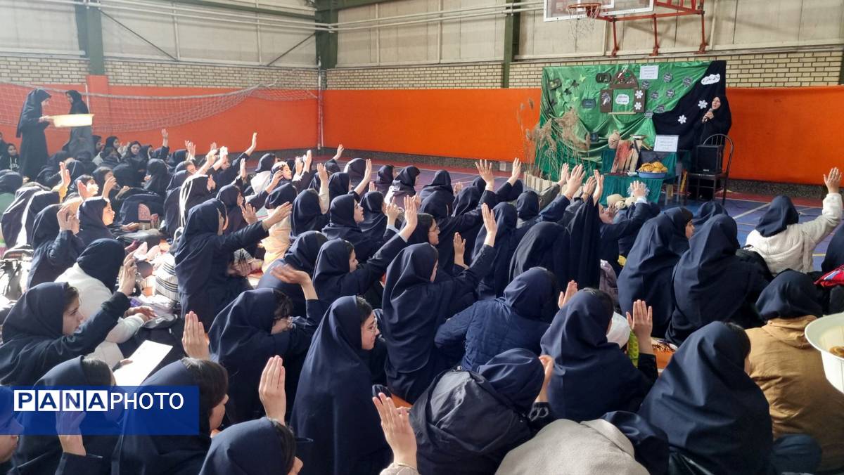 پخت نذری گرامیداشت ایام فاطمیه در دبیرستان دین و دانش مرند
