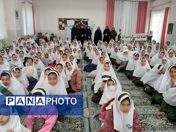 نسیم دانایی در کویر مروست: هفته کتاب و کتاب‌خوانی با شور و نشاط در مدرسه زینب(س) 