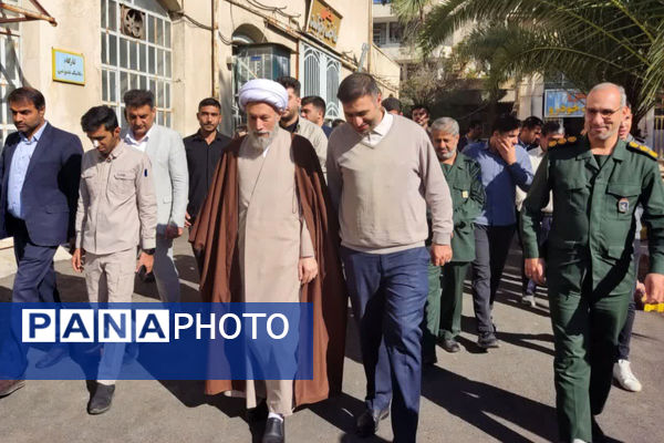بازدید نماینده ولی فقیه استان فارس از هنرستان طالقانی در آستانه هفته بسیج