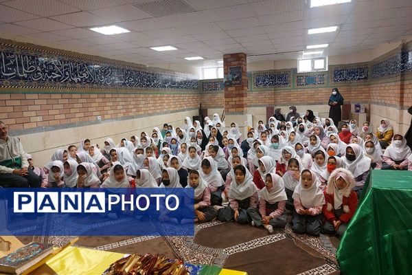 استقبال پرشور دانش‌آموزان دبستان صدیقه کبری(س)از خادمان رضوی در "چهارشنبه‌های امام رضایی"