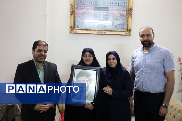 دیدار معاون سیاسی، امنیتی و اجتماعی استاندار یزد، با خانواده‌های شهدای معلم