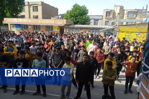 تقدیر از دانش‌آموزان برتر دبیرستان شاهد سردار شهید قاجاریان 
