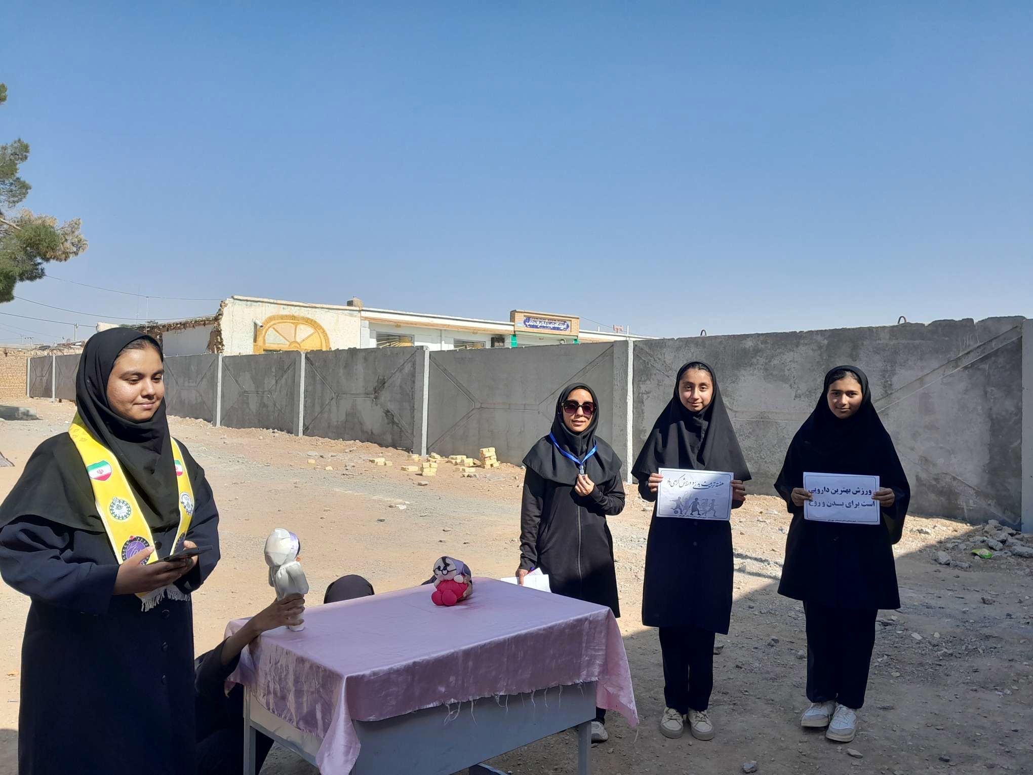 اجرای نمایش عروسکی به مناسبت هفته تربیت بدنی در دبیرستان مادرمهربان خلیل آباد