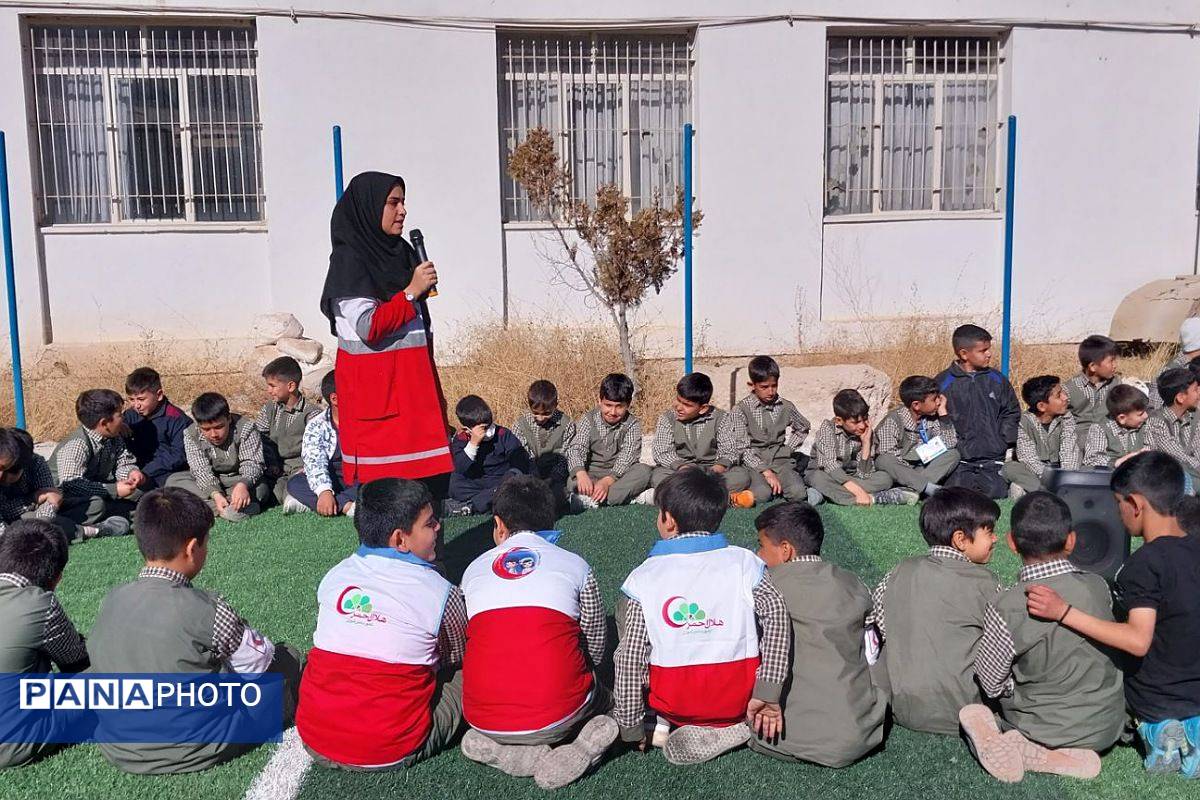 آموزش شرایط اضطراری و پناهگیری در دبستان باقرالعلوم فیروزکوه