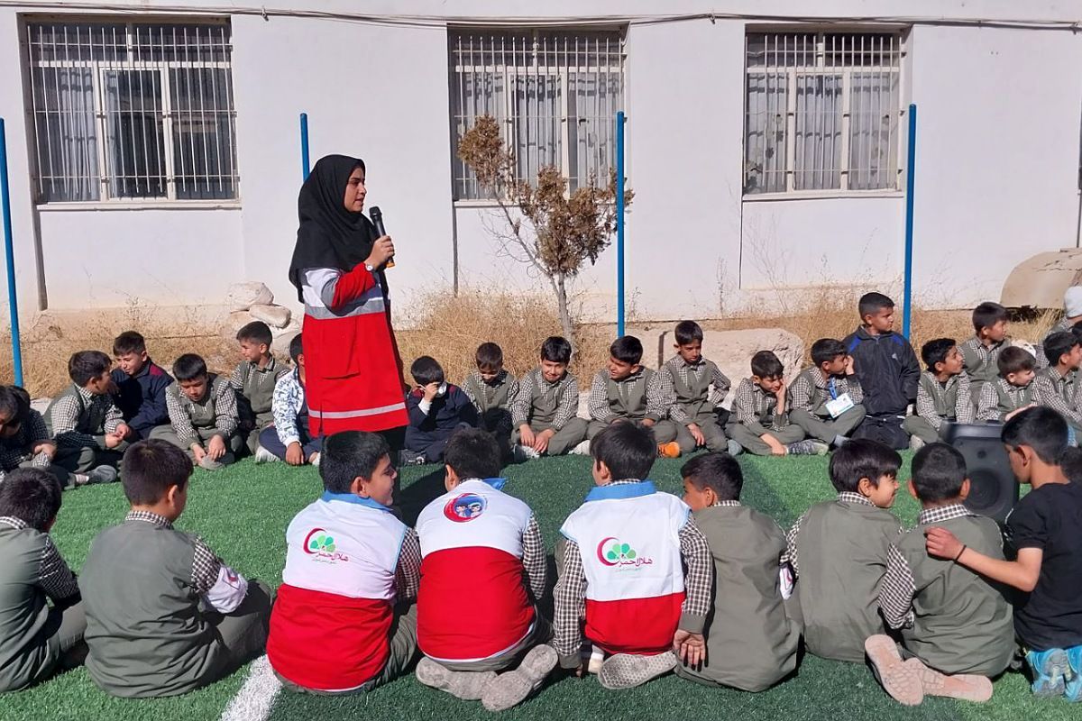 آموزش شرایط اضطراری و پناهگیری در دبستان باقرالعلوم فیروزکوه