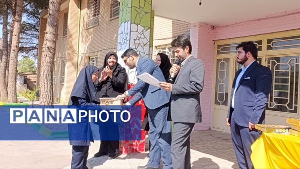 تقدیر از برگزیدگان مسابقات قرآن، عترت و نماز در دبیرستان حضرت سکینه