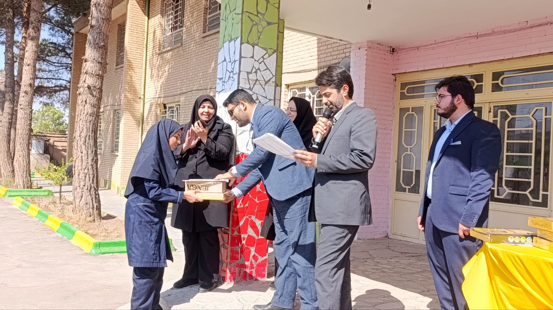 تقدیر از برگزیدگان مسابقات قرآن، عترت و نماز در دبیرستان حضرت سکینه 