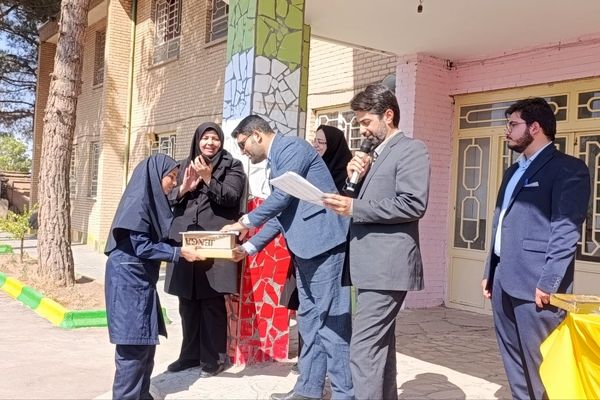 تقدیر از برگزیدگان مسابقات قرآن، عترت و نماز در دبیرستان حضرت سکینه 