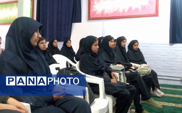 خوانش زندگی نامه شهدا در دبیرستان فاطمیه