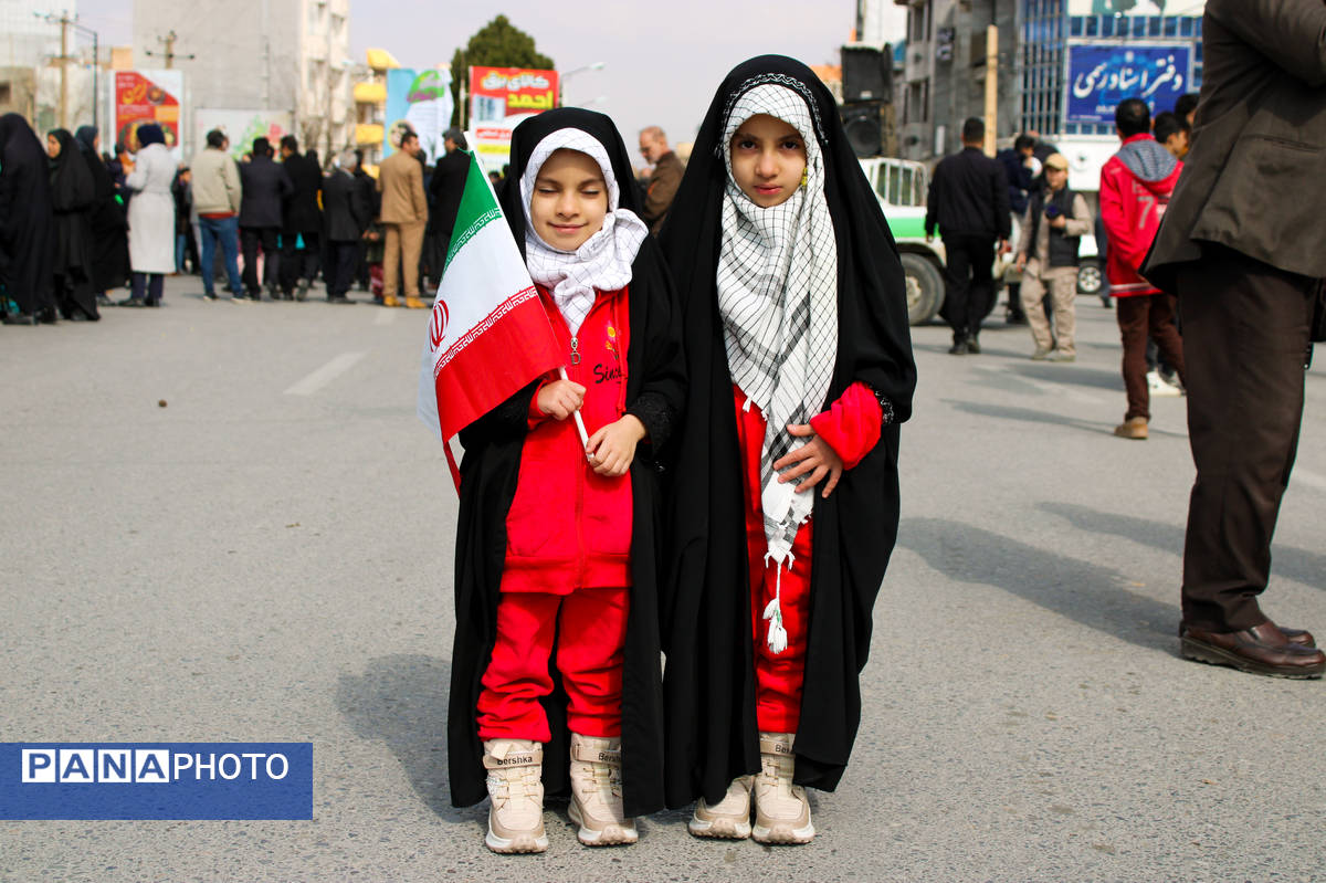 حضور حماسی کودکان و نوجوانان دورود در راهپیمایی 22 بهمن