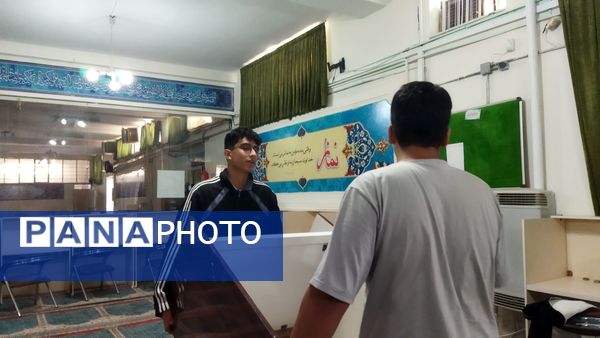 آماده‌سازی نمازخانه دبیرستان شاهد برای استقبال از شهید گمنام