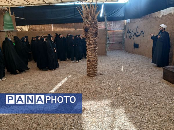 بازدید دانش آموزان باخرز از نمایشگاه ریحانه النبی