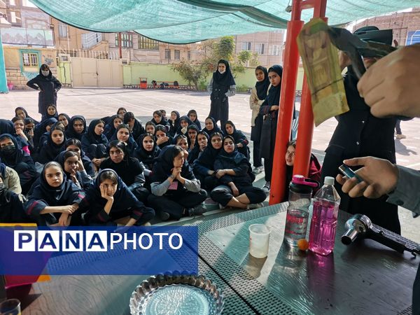 بزرگداشت روز آزمایشگاه در دبیرستان یغمای نیشابوری 