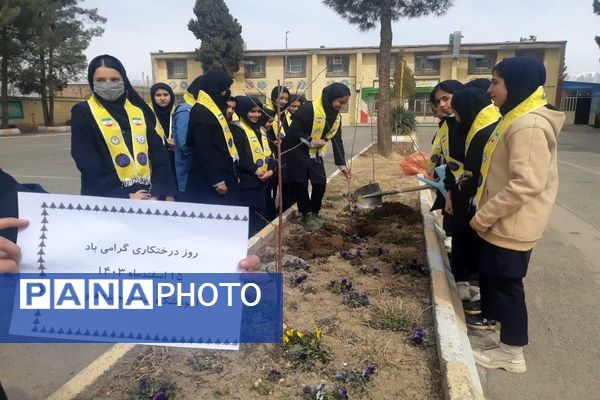 کاشت نهال به مناسبت روز درخت کاری دردبیرستان شهید مجید دهنوی 