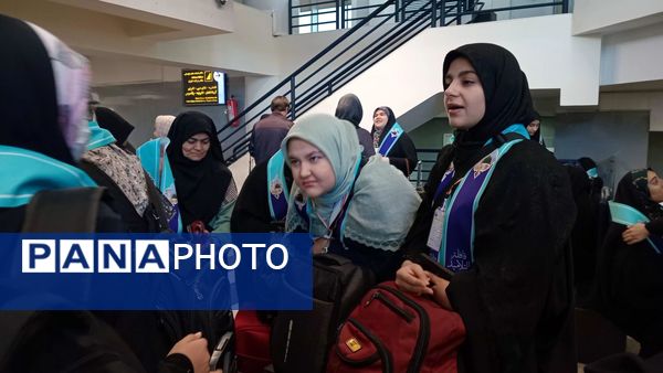 بدرقه دختران دانش آموز از ایستگاه پروازی مشهد به سوی سرزمین وحی