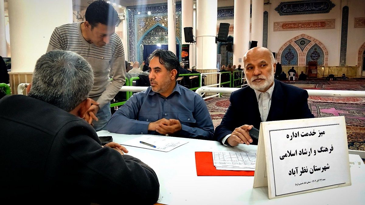 برگزاری نماز جمعه وحدت‌آفرین نظرآباد با رونمایی کتاب قرآنی و ارائه خدمات فرهنگی و معیشتی در مصلی نظرآباد