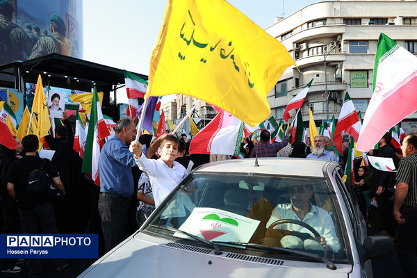 تجمع مردمی بشارت فتح در میدان انقلاب