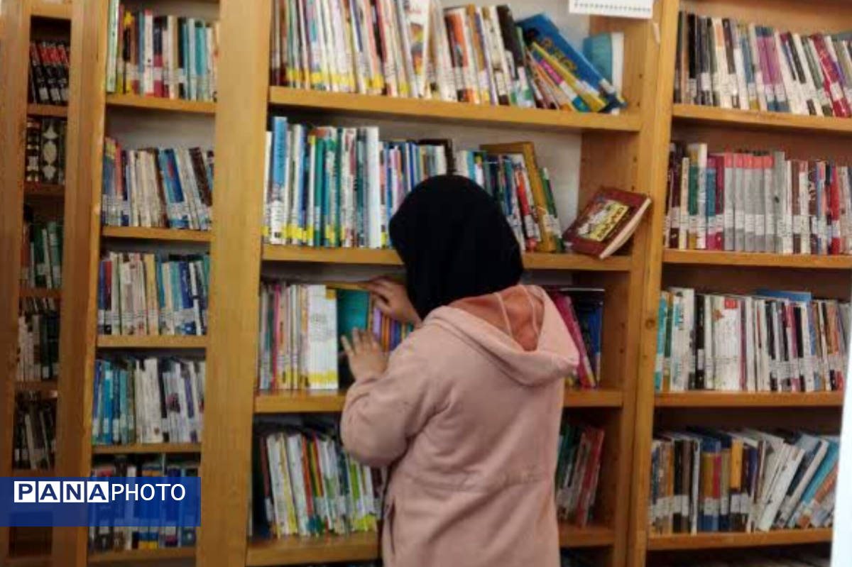 بازدید دانش‌آموزان مدرسه‌ حضرت زهرا (س) نیر از کتابخانه در هفته‌ کتاب 