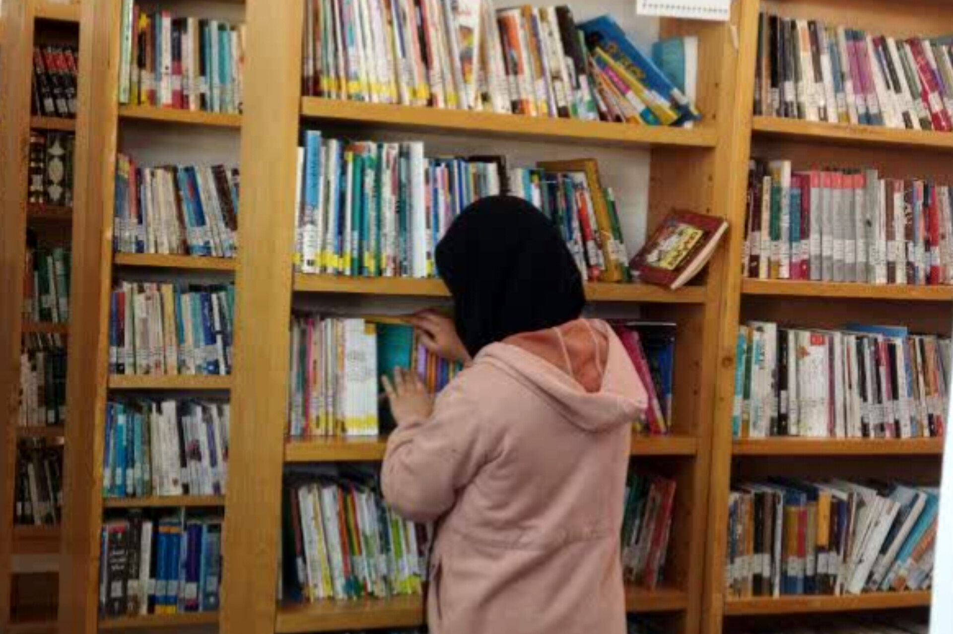 بازدید دانش‌آموزان مدرسه‌ حضرت زهرا (س) نیر از کتابخانه در هفته‌ کتاب 