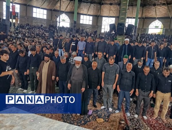 نماز جماعت در حسینه روستا اردمه در ظهر اربعین