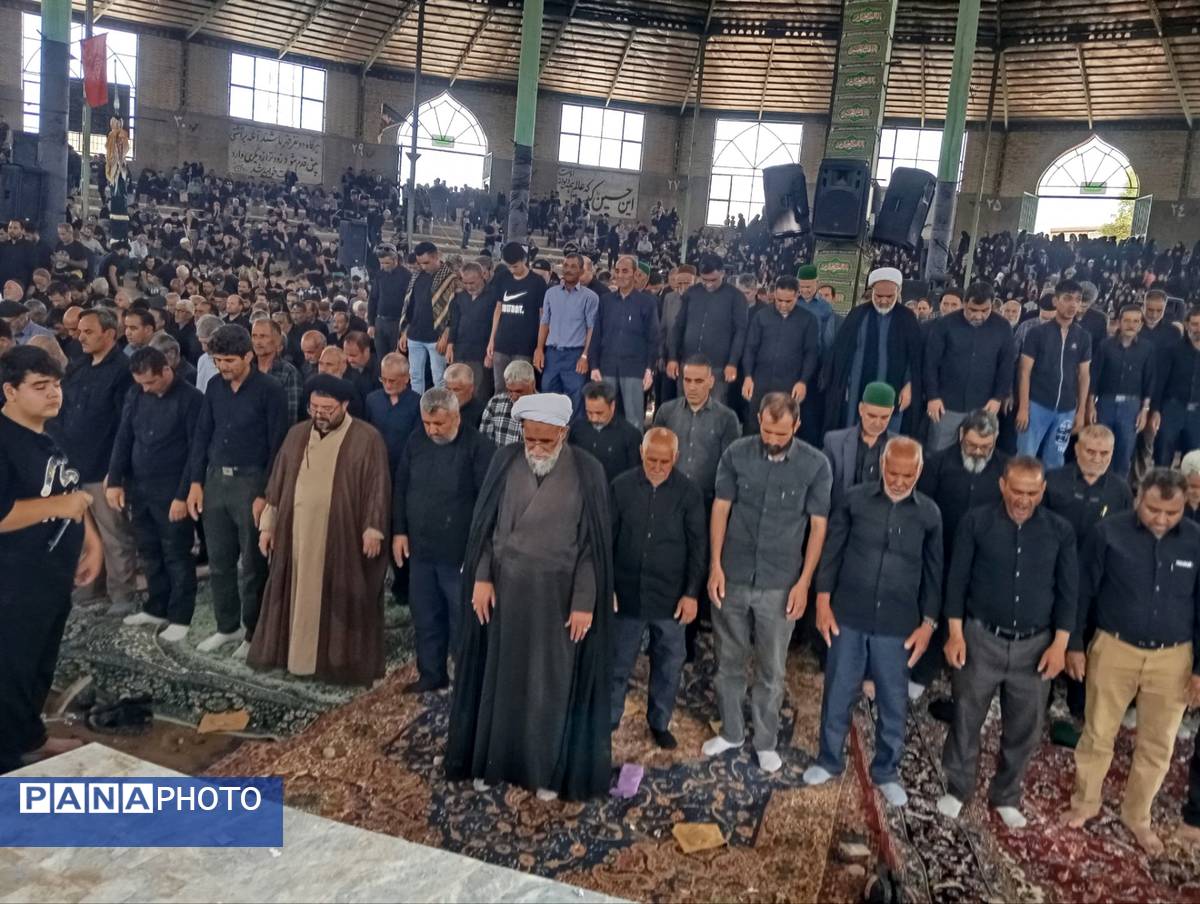 نماز جماعت در حسینه روستا اردمه در ظهر اربعین