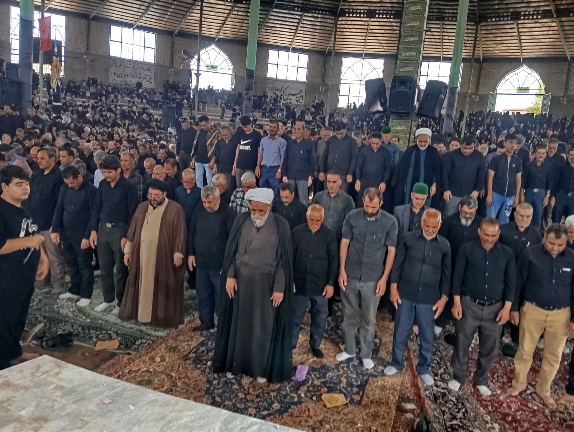 نماز جماعت در حسینه روستا اردمه در ظهر اربعین