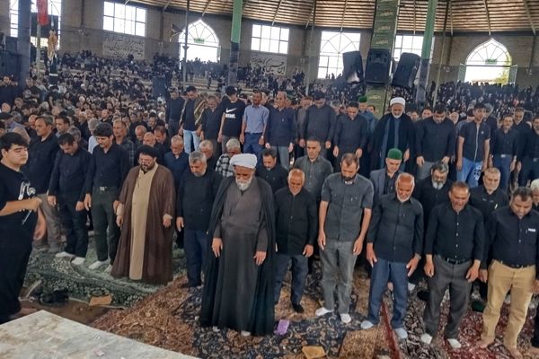 نماز جماعت در حسینه روستا اردمه در ظهر اربعین