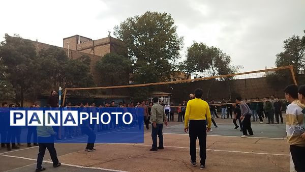 مسابقه والیبال بین دو تیم منتخب دبیران و منتخب دانش آموزان در دبیرستان شاهد ابوذر غفاری 