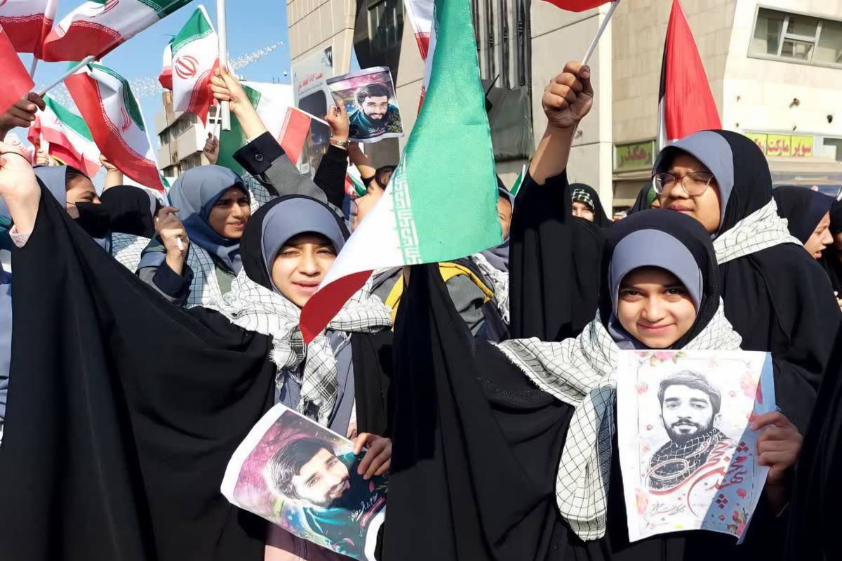 حضور پرشور دانش آموزان مشهد در تجمع یوم الله ۱۳ آبان