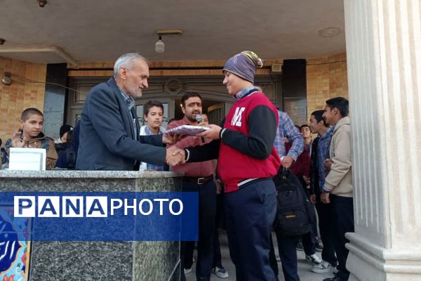   مشاوره و اهدای جوایز به برندگان مسابقه مشاوره