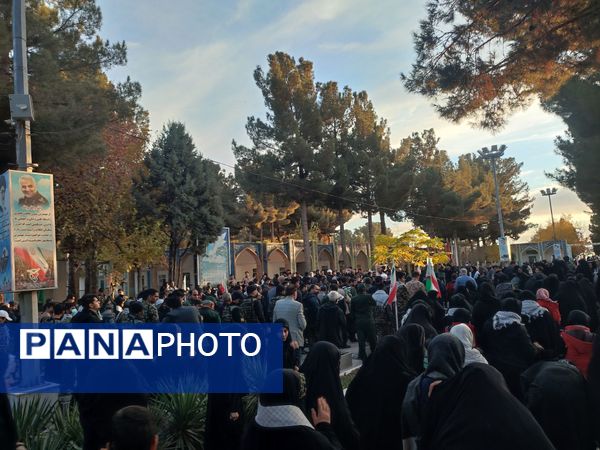 غبارروبی و عطرافشانی گلزار مطهر شهدا در نیشابور 