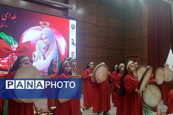 مراسم یلدای مادرانه با حضور فرهنگیان و دانش‌آموزان در اردوگاه شهید منتظری شهریار