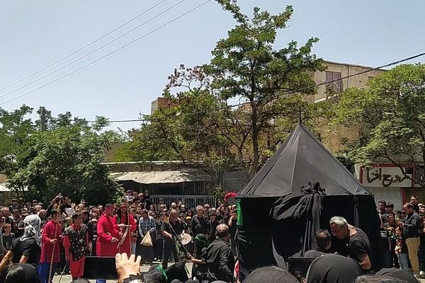 تعزیه‌خوانان تویسرکان صحنه آتش‌زدن خیمه‌های عاشورا را بازسازی کردند