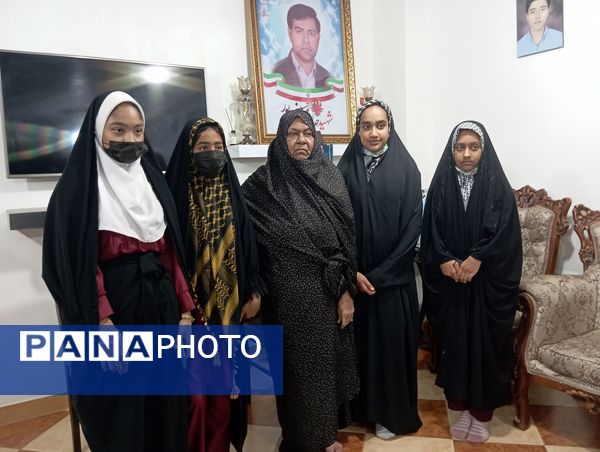 تجلیل دانش‌آموزان بندرعباسی از خانواده شهید در آستانه میلاد حضرت زهرا(س)