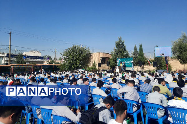 نواختن زنگ مهر در مدرسه هیات امنایی رازی ناحیه ۴ شیراز 