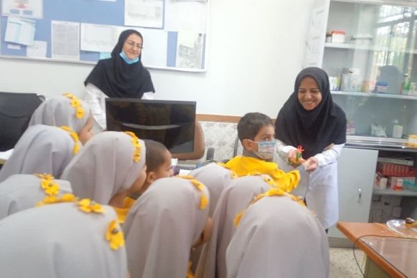 قدردانی از کارکنان خانه‌های بهداشت روستای فدافن در روز پرستار