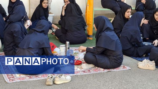 محفل قرآنی همراه با صبحانه سالم در دبیرستان فرزانگان ۲