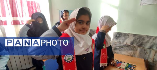 توزیع کتاب « از ایرانمان دفاع می کنیم » در بین دانش‌آموزان پیشتاز مدرسه شهید خاقانی شهرستان شیروان