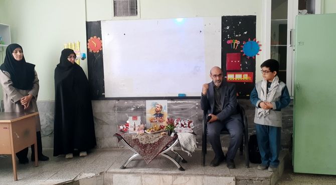اجرای طرح خادم الشهید در کلاس سوم دبستان اقا مصطفی خمینی کاشمر 