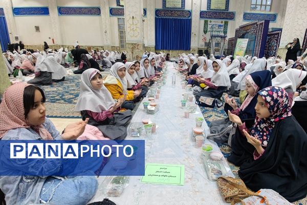 برگزاری سفره افطاری به مناسبت ماه مبارک رمضان در مدارس ناحیه دو شهرری 