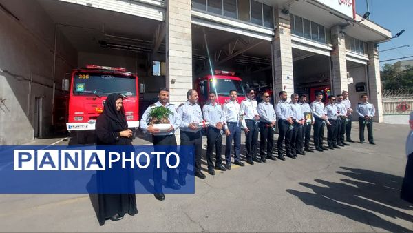 تجلیل از آتش نشانان قهرمانان حماسه آفرین در محل ایستگاه ۵ آتش نشانی مشهد