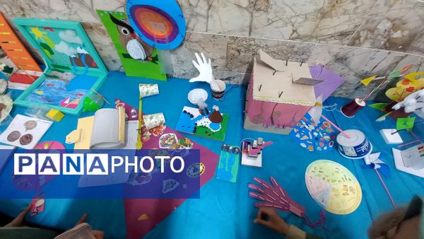 نمایشگاه هفته پژوهش در دبستان شاهد تحقیقی ناحیه ۶