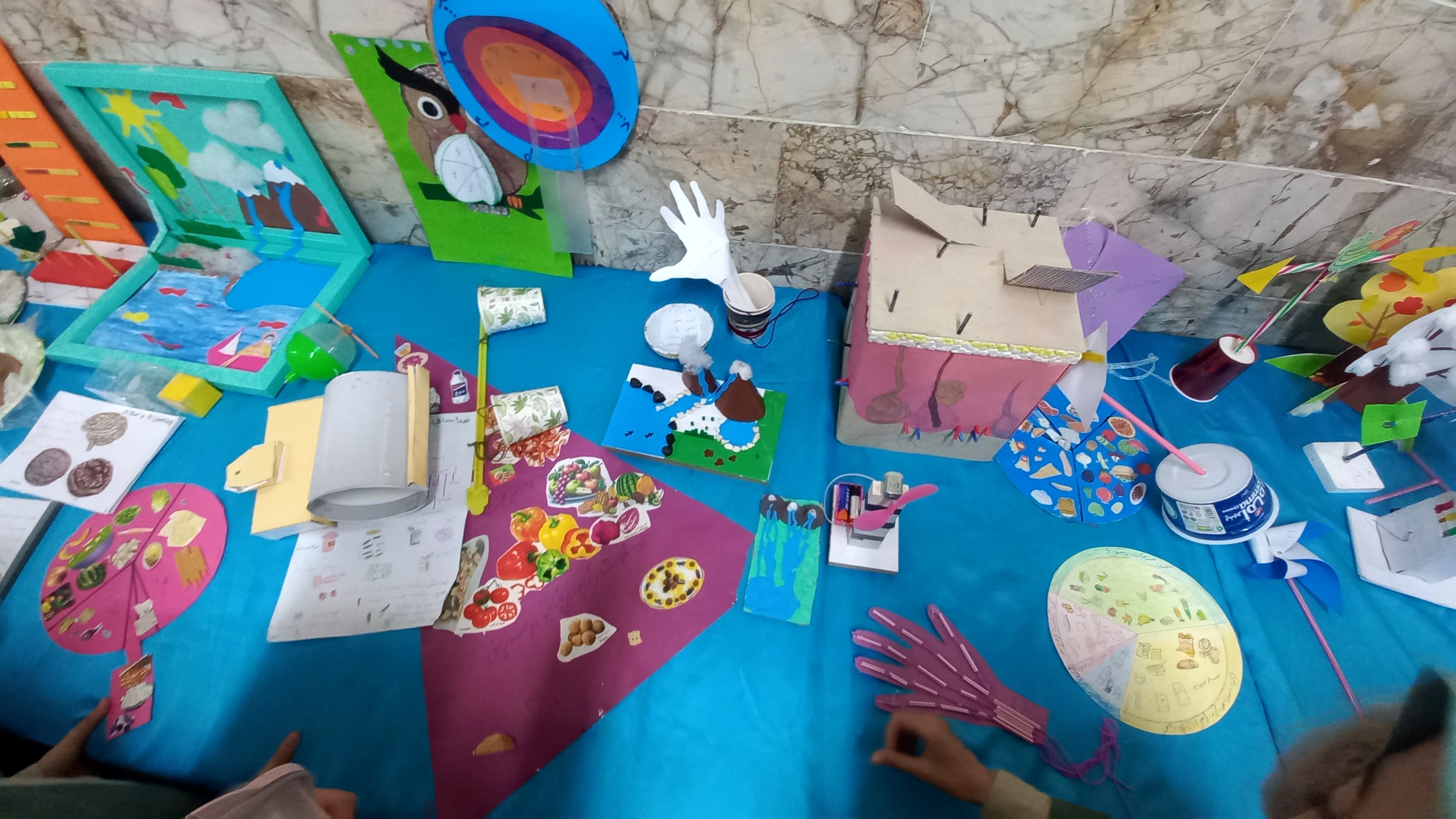 نمایشگاه هفته پژوهش در دبستان شاهد تحقیقی ناحیه ۶