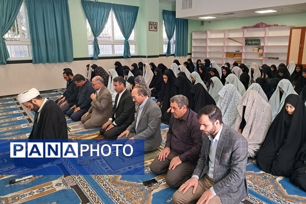 برگزاری نماز جماعت در دبیرستان شهدای فرهنگی