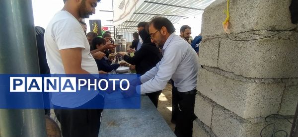 روز اربعین، در مواکب پل سیمره، خدمات‌رسانی به زائران حسینی همچنان ادامه دارد