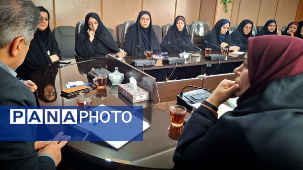 نشست بانوان ستادی با سرپرست آموزش و پرورش قائمشهر