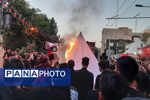 عشاق دلسوخته سیدالشهدا شام غریبان را با آتش زدن خیمه‌‌ها به پایان رساندند