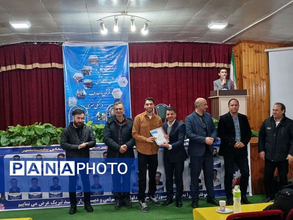 مراسم تقدیر از نفرات برتر دبیرستان نمونه‌ شهدای‌ سلمانشهر عباس‌آباد