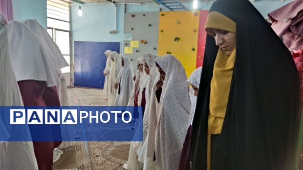 برگزاری نماز جماعت در دبستان مولوی فین