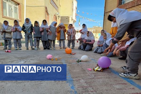 آزمایش ساخت ماشین بادکنکی در دبستان شاهد نرگس جاجرم